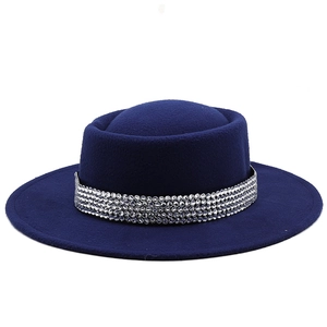Dettaglio cappello in feltro blu navy con fascia decorativa di strass brillanti