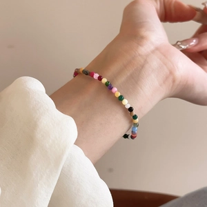 Buntes Erdbeerkristall Perlenarmband mit lebhaften runden Perlen für Damen, elastisch