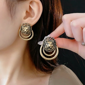 Boucles d'oreilles tête de lion vintage dorées avec double anneau et finition antique de luxe