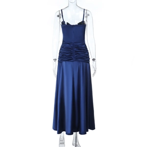 Détail des coutures froncées au dos de la robe de soirée fendue en satin bleu marine