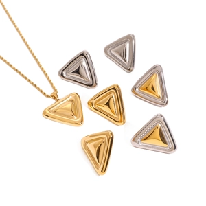 Minimalistisches Set aus geometrischen Dreiecks-Ohrsteckern und Halskette in Gold und Silber