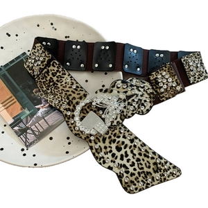 Ceinture léopard pour femme avec boucle papillon en strass et détails de rivets