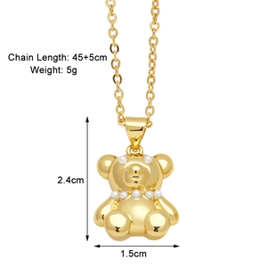 Vue détaillée du pendentif ours doré avec perles montrant les dimensions 2,4cm par 1,5cm