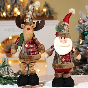 Detail von Weihnachtsrentier und Weihnachtsmann Plüschtieren mit rotem Karostoff und Pelz