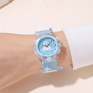 Primo piano dell'orologio da bambina azzurro con unicorno e cinturino in silicone