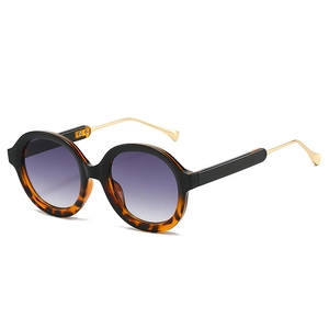 Retro oversized sunglasses with tortoise shell frame and gradient purple lenses