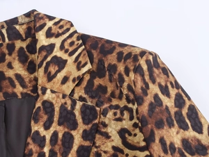 Detalle del blazer con estampado de leopardo mostrando la solapa y el hombro armado