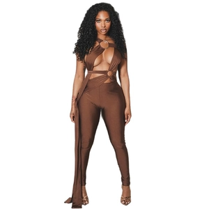 Combinaison marron sexy pour femme avec découpes, licou et anneaux métalliques
