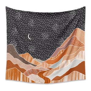 Tapisserie bohème avec désert nocturne, montagnes orange et croissant de lune argenté décor