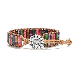 Dettaglio del bracciale bohémien in pelle con pietre naturali colorate e ciondolo girasole