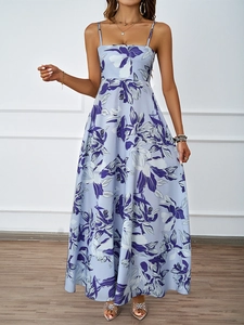 Détail d'une robe longue fleurie à fines bretelles et design dos nu à taille haute