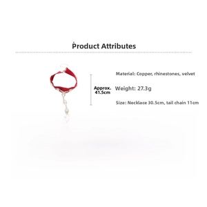 Détail d'un choker en velours rouge avec strass étincelants et finitions en cuivre