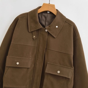 Braune Fliegerjacke aus Wildlederimitat mit Cargotaschen und Metallknöpfen am Bügel