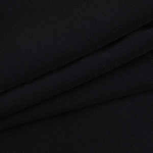 Gros plan sur le tissu mousseline noir léger montrant un drapé doux et une texture fine