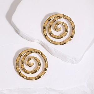 Boucles d'oreilles spirales en acier inoxydable plaqué or 18 carats avec fini martelé