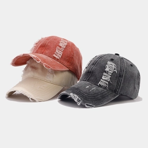 Vintage Baseballkappen im Used-Look in Rot, Beige und Grau mit Rissen und Löchern