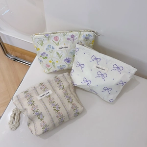 Lot de trousses de maquillage fleuries avec nœuds violets et fermetures métalliques