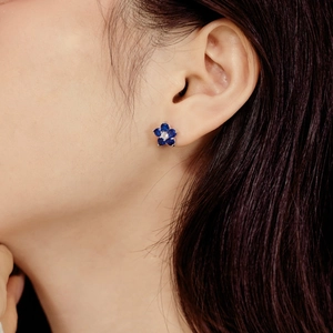 Gros plan de boucles d'oreilles en argent S925 avec fleur bleu saphir et diamant