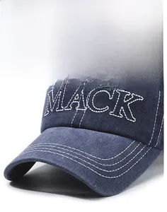 Dettaglio del ricamo bianco MACK su un cappellino in cotone lavato blu navy vintage