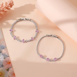Makroaufnahme von Tennisarmbändern mit rosa Zirkonia im Prinzess- und Marquise-Schliff