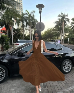 Detail des eleganten tiefen V-Ausschnitts und Neckholders an einem braunen Maxikleid
