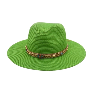 Gros plan détaillé d'un chapeau de paille vert clair avec perles et chaîne ethnique