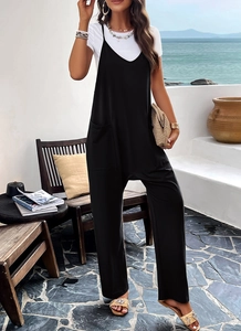 Détail d'une combinaison noire à col en V avec t-shirt blanc dans un décor de bord de mer