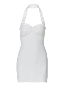 Abito corto aderente bianco con pizzo e scollo all'americana su sfondo bianco puro
