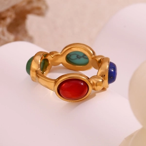 Dettaglio anello placcato oro 18K con micro-intarsio di pietre naturali colorate