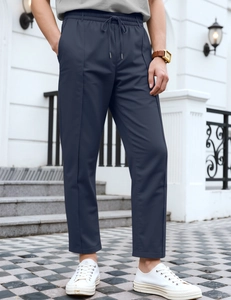 Détail du pantalon décontracté bleu marine avec taille élastique à cordon et texture