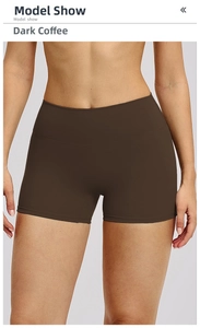 Dettaglio degli shorts da yoga a vita alta color caffè nero che mostra il tessuto spazzolato