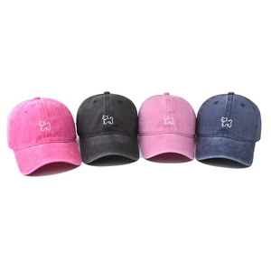 Lot de quatre casquettes de baseball en coton délavé avec broderie chien et visière
