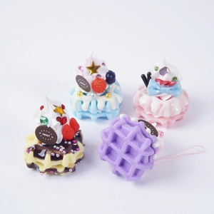 Set de cuatro colgantes de gofres realistas con crema, bayas y detalles de chocolate