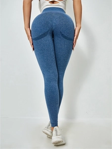 Vue arrière du legging de yoga sans couture bleu denim avec effet push-up sculptant