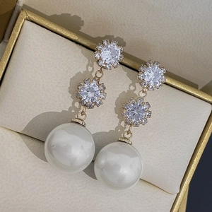 Détails de boucles d'oreilles pendantes dorées avec fleurs en strass et perles blanches nacrées