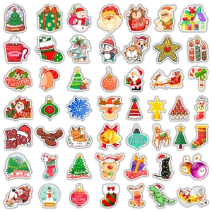Vista piatta di adesivi natalizi colorati con motivi di Babbo Natale e renne