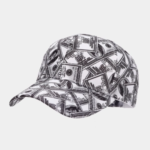 Dettaglio del cappellino da baseball vintage con stampa artistica di banconote da dollari