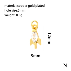 Makro-Detail von vergoldetem Raketenanhänger mit Zirkonia und 5mm Lochdurchmesser