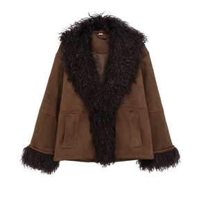 Veste en suédine marron avec col et poignets en fausse fourrure noire vue à plat