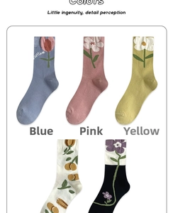 Dettaglio di calze in cotone con ricami floreali 3D e motivi decorativi di fiori