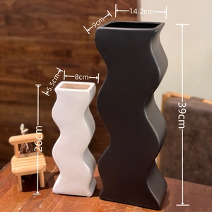 Dettaglio delle misure per vasi moderni in ceramica a onde per l'arredamento della casa