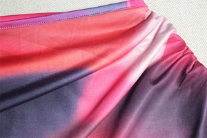 Vue macro détaillée de la texture et l'élasticité du tricot dégradé rose et violet