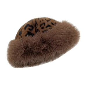 Dettaglio ravvicinato della morbida texture leopardata in ecopelliccia e bordo spesso del cappello