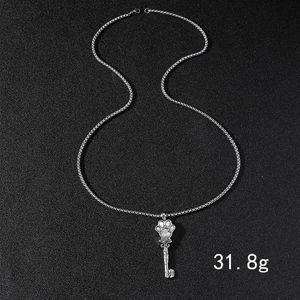 Détail d'un pendentif clé vintage avec empreinte de patte et poids de 31,8 g