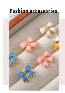 Dettaglio di orecchini a fiocco in smalto rosa, blu e bianco con placcatura oro 18k