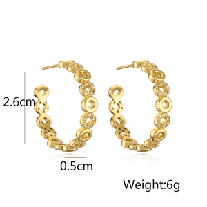 Details von goldenen C-förmigen Ohrringen mit Zirkonia-Inlay und Maßangaben auf Weiß