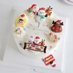 Weihnachts-Kuchendeko-Set mit Weihnachtsmann, Schneemann und Elch auf weißer Torte