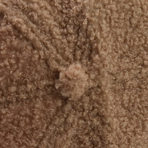 Vista macro della trama in pile color cammello e cuciture del cappello da baseball