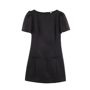 Robe courte noire classique à manches courtes avec plis et poches décoratives sur fond blanc