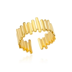 Detailed view of the 18k gold-plated stainless steel vertical bars on the adjustable ring